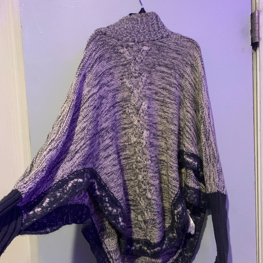 EUC Max Studio Grey and White Poncho Girls S